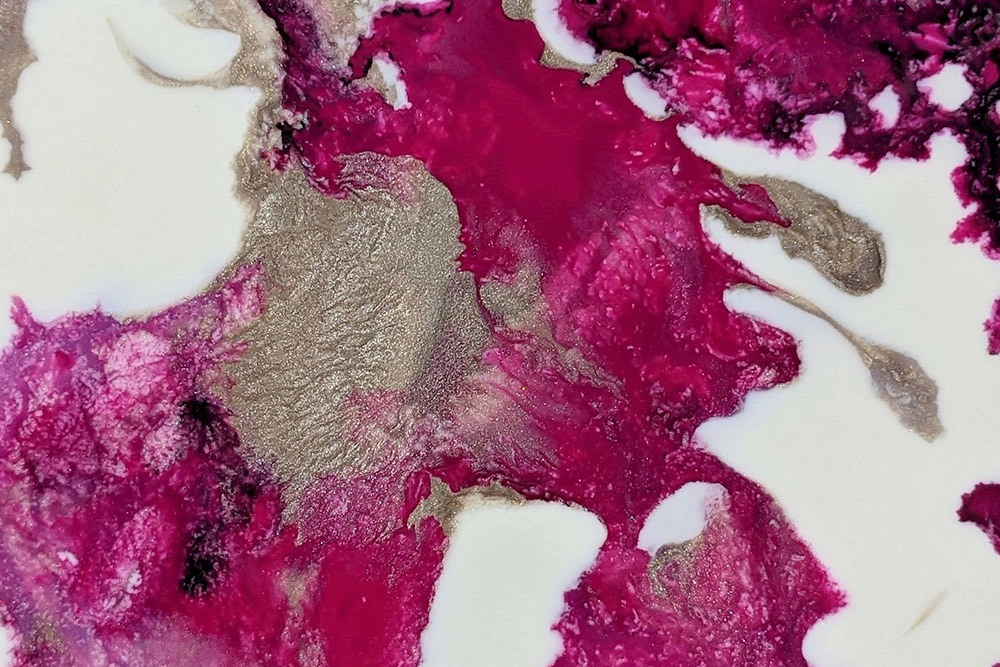 Abstraktes marmoriertes warmes Silber, Fuschia-Rosa und kühles Off-White marmoriert, als Begleitung zum Artikel über Hyperpigmentierung